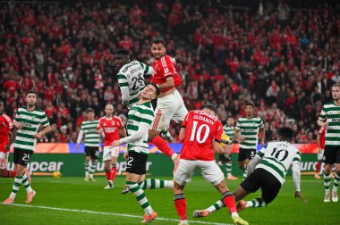 Lizbon, Portekiz. 5 Aralık 2025. Benfica 'da Lizbon' daki Estadio da Luz 'da Portekiz Ligi' nde Sporting CP 'ye karşı top sürerken Pavlidis' in forveti. 