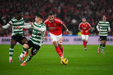 Lizbon, Portekiz. 5 Aralık 2025. Benfica 'da Lizbon' daki Estadio da Luz 'da Portekiz Ligi' nin Sporting CP 'sine karşı mücadele eden SL Benfica forveti Pavlidis,.
