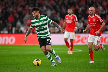 Lizbon, Portekiz. 5 Aralık 2025. Benfica 'da, Lizbon' daki Estadio da Luz 'da Portekiz Ligi' nde Sporting CP 'ye karşı mücadele veren Sporting CP' den Suarez forveti. 