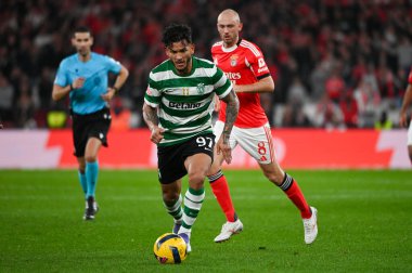 Lizbon, Portekiz. 5 Aralık 2025. Benfica 'da, Lizbon' daki Estadio da Luz 'da Portekiz Ligi' nde Sporting CP 'ye karşı mücadele veren Sporting CP' den Suarez forveti. 