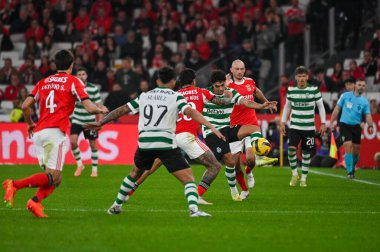 Lizbon, Portekiz. 5 Aralık 2025. Benfica 'da Lizbon' daki Estadio da Luz 'da Portekiz Ligi için Sporting CP' ye karşı mücadele eden J Simoes orta saha oyuncusu. 