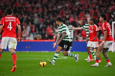 Lizbon, Portekiz. 5 Aralık 2025. Benfica 'da, Lizbon' daki Estadio da Luz 'da Portekiz Ligi' nde Sporting CP 'ye karşı mücadele veren Sporting CP' den Suarez forveti. 