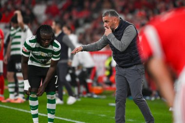 Lizbon, Portekiz. 5 Aralık 2025. Rui Manuel Gomes, Benfica 'da Lizbon' daki Estadio da Luz 'da bulunan Portekiz Ligi Spor Ligi' nde Sportif CP 'ye karşı talimatlar verdi.. 