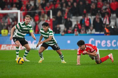 Lizbon, Portekiz. 5 Aralık 2025. Benfica 'da Lizbon' daki Estadio da Luz 'da Portekiz Ligi için Sporting CP' ye karşı mücadele eden J Simoes orta saha oyuncusu. 