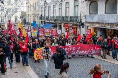 Lizbon, Portekiz. 11 Aralık 2025. Lizbon 'daki genel grev protestosu sırasında göstericiler Rossio' dan Sao Bento 'ya yürüdüler. 