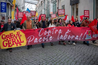 Lizbon, Portekiz. 11 Aralık 2025. Lizbon 'daki genel grev protestosu sırasında göstericiler Rossio' dan Sao Bento 'ya yürüdüler. 