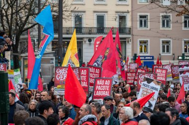 Lizbon, Portekiz. 11 Aralık 2025. Lizbon 'daki genel grev protestosu sırasında göstericiler Rossio' dan Sao Bento 'ya yürüdüler. 