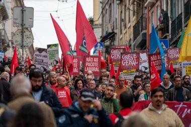 Lizbon, Portekiz. 11 Aralık 2025. Lizbon 'daki genel grev protestosu sırasında göstericiler Rossio' dan Sao Bento 'ya yürüdüler. 