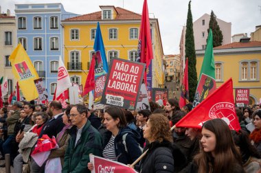Lizbon, Portekiz. 11 Aralık 2025. Lizbon 'daki genel grev protestosu sırasında göstericiler Sao Bento' nun dışında toplandı. 
