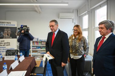 Lizbon, Portekiz. 26 Ocak 2026. Cumhurbaşkanı adayı Antonio Jose Seguro yolsuzluğu önleme ve yolsuzlukla mücadele konusunda uzmanlarla Lizbon 'daki Uluslararası Şeffaflık Örgütü' nün genel merkezinde bir araya geldi..
