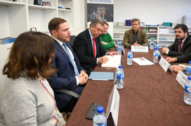 Lizbon, Portekiz. 26 Ocak 2026. Cumhurbaşkanı adayı Antonio Jose Seguro yolsuzluğu önleme ve yolsuzlukla mücadele konusunda uzmanlarla Lizbon 'daki Uluslararası Şeffaflık Örgütü' nün genel merkezinde bir araya geldi..