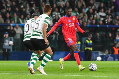 Lizbon, Portekiz. 20 Ocak 2026. Paris Saint Germain 'den Ousmane Dembele, Lizbon' daki Estadio Jose Alvalade 'de UEFA Şampiyonlar Ligi için Paris Saint-Germain' e karşı Spor Karargahı 'nda mücadele ediyor..