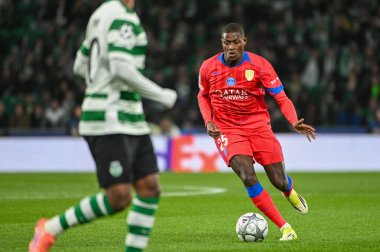 Lizbon, Portekiz. 20 Ocak 2026. Paris 'in Nuno Mendes savunucusu Saint Germain, Lizbon' daki Estadio Jose Alvalade 'de UEFA Şampiyonlar Ligi için Paris Saint-Germain' e karşı Spor Karargahı 'nda savaşıyor..