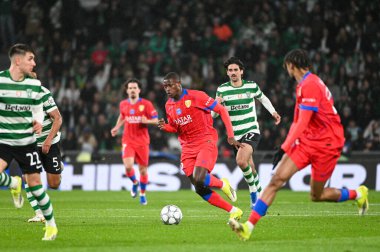 Lizbon, Portekiz. 20 Ocak 2026. Paris 'in Nuno Mendes savunucusu Saint Germain, Lizbon' daki Estadio Jose Alvalade 'de UEFA Şampiyonlar Ligi için Paris Saint-Germain' e karşı Spor Karargahı 'nda savaşıyor..