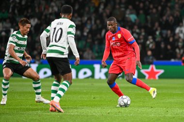 Lizbon, Portekiz. 20 Ocak 2026. Paris 'in Nuno Mendes savunucusu Saint Germain, Lizbon' daki Estadio Jose Alvalade 'de UEFA Şampiyonlar Ligi için Paris Saint-Germain' e karşı Spor Karargahı 'nda savaşıyor..