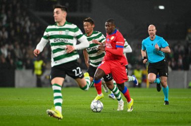 Lizbon, Portekiz. 20 Ocak 2026. Paris 'in Nuno Mendes savunucusu Saint Germain, Lizbon' daki Estadio Jose Alvalade 'de UEFA Şampiyonlar Ligi için Paris Saint-Germain' e karşı Spor Karargahı 'nda savaşıyor..