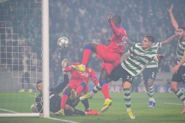 Lizbon, Portekiz. 20 Ocak 2026. Paris 'ten Ousmane Dembele, Lisbo' daki Estadio Jose Alvalade 'de UEFA Şampiyonlar Ligi' nde Sporting CP 'nin kalecisi Rui Silva' ya karşı mücadele ediyor.