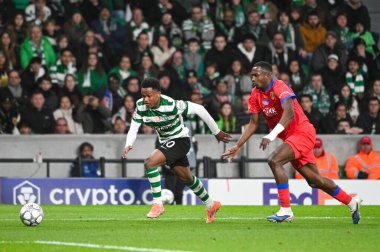 Lizbon, Portekiz. 20 Ocak 2026. Geny Catamo, Sporting CP sırasında Lizbon 'daki Estadio Jose Alvalade' de UEFA Şampiyonlar Ligi için Paris Saint-Germain 'e karşı mücadele ediyor..