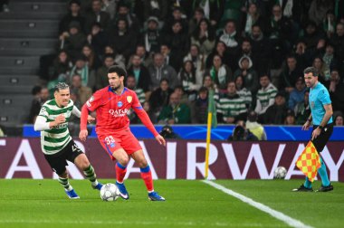 Lizbon, Portekiz. 20 Ocak 2026. Paris Saint Germain 'in orta saha oyuncusu Warren Zaire Emery, Sporting CP' nin orta saha oyuncusu Maximiliano Araujo 'ya karşı Estadio Jose Al-Germain' deki UEFA Şampiyonlar Ligi 'nde Paris Saint-Germain' e karşı.