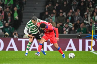 Lizbon, Portekiz. 20 Ocak 2026. Paris Saint Germain 'in orta saha oyuncusu Warren Zaire Emery, Sporting CP' nin orta saha oyuncusu Maximiliano Araujo 'ya karşı Estadio Jose Al-Germain' deki UEFA Şampiyonlar Ligi 'nde Paris Saint-Germain' e karşı.