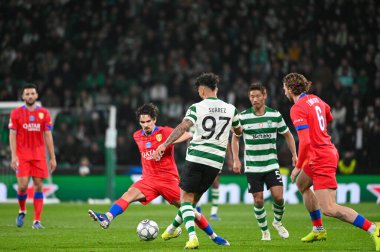 Lizbon, Portekiz. 20 Ocak 2026. Sporting CP 'den Luis Suarez, Paris' in orta saha oyuncusu Vitinha Saint Germain 'e karşı, Lizbon' daki Estadio Jose Alvalade 'de UEFA Şampiyonlar Ligi için Paris Saint-Germain' e karşı..