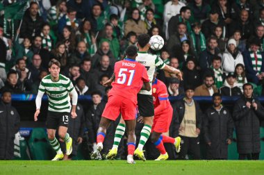 Lizbon, Portekiz. 20 Ocak 2026. Sporting CP 'den Luis Suarez, Lizbon' daki Estadio Jose Alvalade 'de UEFA Şampiyonlar Ligi için Paris Saint-Germain' e karşı Sporting CP sırasında Willian Pacho 'nun savunucusu Paris Saint Germain' e karşı mücadele ediyor..