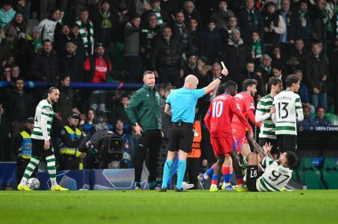 Lizbon, Portekiz. 20 Ocak 2026. Maçın hakemi Anthony Taylor, Sporting CP 'den Luis Suarez' e Paris Saint-Germain 'e karşı Lizbon' daki Estadio Jose Alvalade 'de oynanan UEFA Şampiyonlar Ligi maçında sarı kart gösterdi..