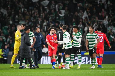 Lizbon, Portekiz. 20 Ocak 2026. Oyuncular, Lizbon 'daki Estadio Jose Alvalade' de UEFA Şampiyonlar Ligi için Paris Saint-Germain 'e karşı Sporting CP' den sonra birbirlerini selamlıyorlar..