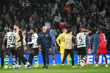 Lizbon, Portekiz. 20 Ocak 2026. Paris Saint Germain 'in antrenörü Luis Enrique Sporting CP' den sonra Lizbon 'daki Estadio Jose Alvalade' de UEFA Şampiyonlar Ligi için Paris Saint-Germain 'e karşı sporcuları selamlıyor..