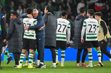 Lizbon, Portekiz. 20 Ocak 2026. Luis Enrique 'nin Paris koçu Saint Germain Sporting CP' den Luis Suarez 'i Lizbon' daki Estadio Jose Alvalade 'de UEFA Şampiyonlar Ligi' nde mücadele eden Paris Saint-Germain karşısında selamlıyor..