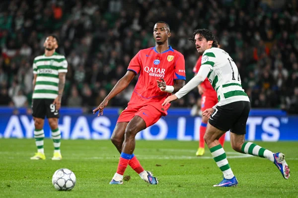 Lizbon, Portekiz. 20 Ocak 2026. Willian Pacho, Lizbon 'daki Estadio Jose Alvalade' deki UEFA Şampiyonlar Ligi için Paris Saint-Germain 'e karşı Sporting CP sırasında Paris Saint Germain' in savunmasını sürdürüyor..