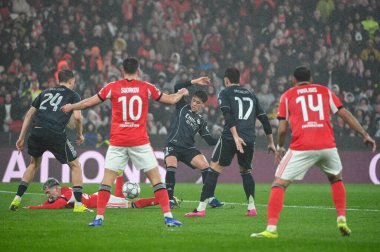 Lizbon, Portekiz. 28 Ocak 2026. Real Madrid 'in orta saha oyuncusu Arda Güler, Lizbon' da Estadio da Luz 'da oynanan UEFA Şampiyonlar Ligi maçında Benfica karşısında Gianluca Prestianni' ye karşı oynadı..