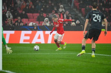 Lizbon, Portekiz. 28 Ocak 2026. Gianluca Prestianni, Benfica maçında Lizbon 'da Estadio da Luz' da Real Madrid 'e karşı mücadele etti..