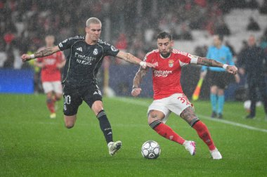 Lizbon, Portekiz. 28 Ocak 2026. SL Benfica 'nın Nicolas Otamendi defansı Real Madrid' e karşı Real Madrid maçında Franco Mastantuono 'ya karşı Lizbon' da Estadio da Luz 'da oynanan UEFA Şampiyonlar Ligi maçında mücadele etti..
