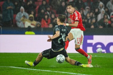 Lizbon, Portekiz. 28 Ocak 2026. Benfica maçında Lizbon 'da Estadio da Luz' da oynanan UEFA Şampiyonlar Ligi karşılaşmasında SL Benfica 'yı savunan Amar Dediç, Real Madrid' e karşı mücadele etti..