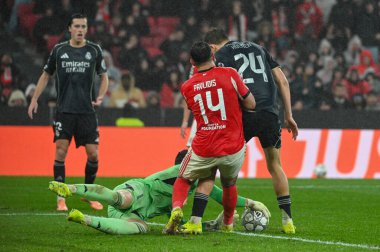 Lizbon, Portekiz. 28 Ocak 2026. Real Madrid kalecisi Thibaut Courtois, Benfica maçında Real Madrid 'e karşı Lizbon' daki Estadio da Luz 'da oynanan UEFA Şampiyonlar Ligi maçında topu kurtardı..
