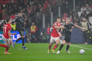 Lizbon, Portekiz. 28 Ocak 2026. Real Madrid 'den Franco Mastantuono, Benfica maçında Lizbon' da Estadio da Luz 'da oynanan UEFA Şampiyonlar Ligi' nde Real Madrid karşısında Samuel Dahl 'a karşı mücadele etti..