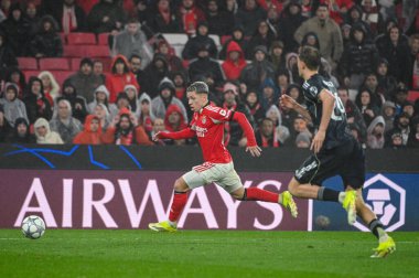 Lizbon, Portekiz. 28 Ocak 2026. Gianluca Prestianni, Benfica maçında Lizbon 'da Estadio da Luz' da Real Madrid 'e karşı mücadele etti..