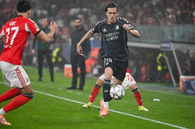Lizbon, Portekiz. 28 Ocak 2026. Alvaro Carreras, Benfica maçında Lizbon 'da Estadio da Luz' da Real Madrid 'e karşı oynadığı maçta Real Madrid' i savundu..
