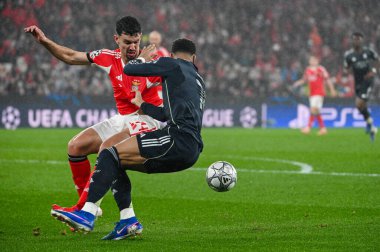 Lizbon, Portekiz. 28 Ocak 2026. Jude Bellingham Real Madrid 'in orta saha oyuncusu Benfica maçında Lizbon' da Estadio da Luz 'da oynanan Real Madrid maçında Tomas Araujo' ya karşı oynadı..