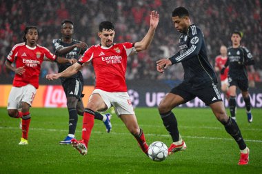 Lizbon, Portekiz. 28 Ocak 2026. Jude Bellingham Real Madrid 'in orta saha oyuncusu Benfica maçında Lizbon' da Estadio da Luz 'da oynanan Real Madrid maçında Tomas Araujo' ya karşı oynadı..