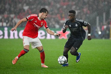 Lizbon, Portekiz. 28 Ocak 2026. Real Madrid 'den Vinicius Junior Benfica maçında Lizbon' daki Estadio da Luz 'da Real Madrid' e karşı mücadele etti..