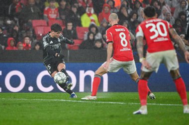 Lizbon, Portekiz. 28 Ocak 2026. Real Madrid 'in orta saha oyuncusu Arda Güler, Benfica maçında Lizbon' daki Estadio da Luz 'da Real Madrid' e karşı topa vuruyor..