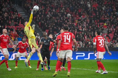 Lizbon, Portekiz. 28 Ocak 2026. SL Benfica kalecisi Anatoliy Trubin, Benfica maçında Real Madrid 'e karşı Lizbon' daki Estadio da Luz Şampiyonlar Ligi 'nde topu kurtardı..