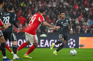 Lizbon, Portekiz. 28 Ocak 2026. Benfica maçında Real Madrid 'den ilerleyen Rodrigo, Lizbon' daki Estadio da Luz 'da oynanan UEFA Şampiyonlar Ligi karşılaşmasında Real Madrid' e karşı mücadele etti..