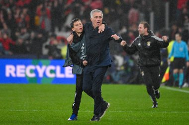 Lizbon, Portekiz. 28 Ocak 2026. SL Benfica teknik direktörü Jose Mourinho, Benfica 'dan Real Madrid' e karşı Lizbon 'da Estadio da Luz' da oynanan UEFA Şampiyonlar Ligi maçında attığı dördüncü golü kutluyor..