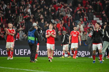 Lizbon, Portekiz. 28 Ocak 2026. SL Benfica 'nın oyuncuları, Lizbon' da Estadio da Luz 'da oynanan UEFA Şampiyonlar Ligi karşılaşmasında Real Madrid' e karşı Benfica 'nın zaferini kutladılar..