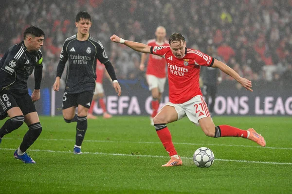 Lizbon, Portekiz. 28 Ocak 2026. Benfica 'da SL Benfica' dan Andreas Schjelderup, Lizbon 'da Estadio da Luz' da Real Madrid 'e karşı mücadele ediyor..