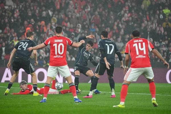 Lizbon, Portekiz. 28 Ocak 2026. Real Madrid 'in orta saha oyuncusu Arda Güler, Lizbon' da Estadio da Luz 'da oynanan UEFA Şampiyonlar Ligi maçında Benfica karşısında Gianluca Prestianni' ye karşı oynadı..