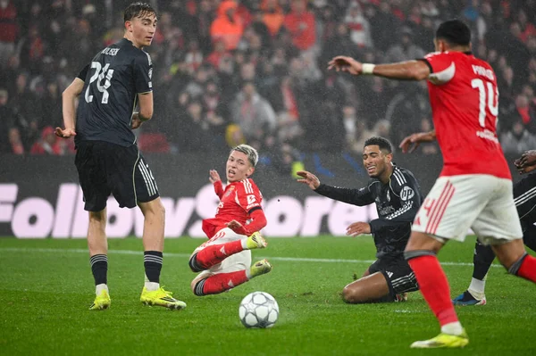 Lizbon, Portekiz. 28 Ocak 2026. SL Benfica forveti Gianluca Prestianni, Benfica maçında Real Madrid karşısında Lizbon 'daki Estadio da Luz Şampiyonlar Ligi' nde faul yaptı..